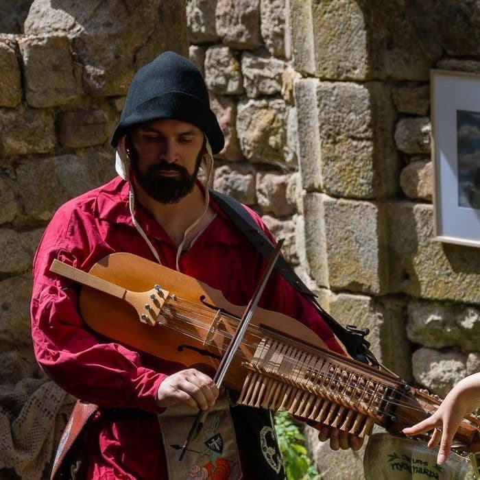 Joueur de nyckelharpa du collectif Ensem