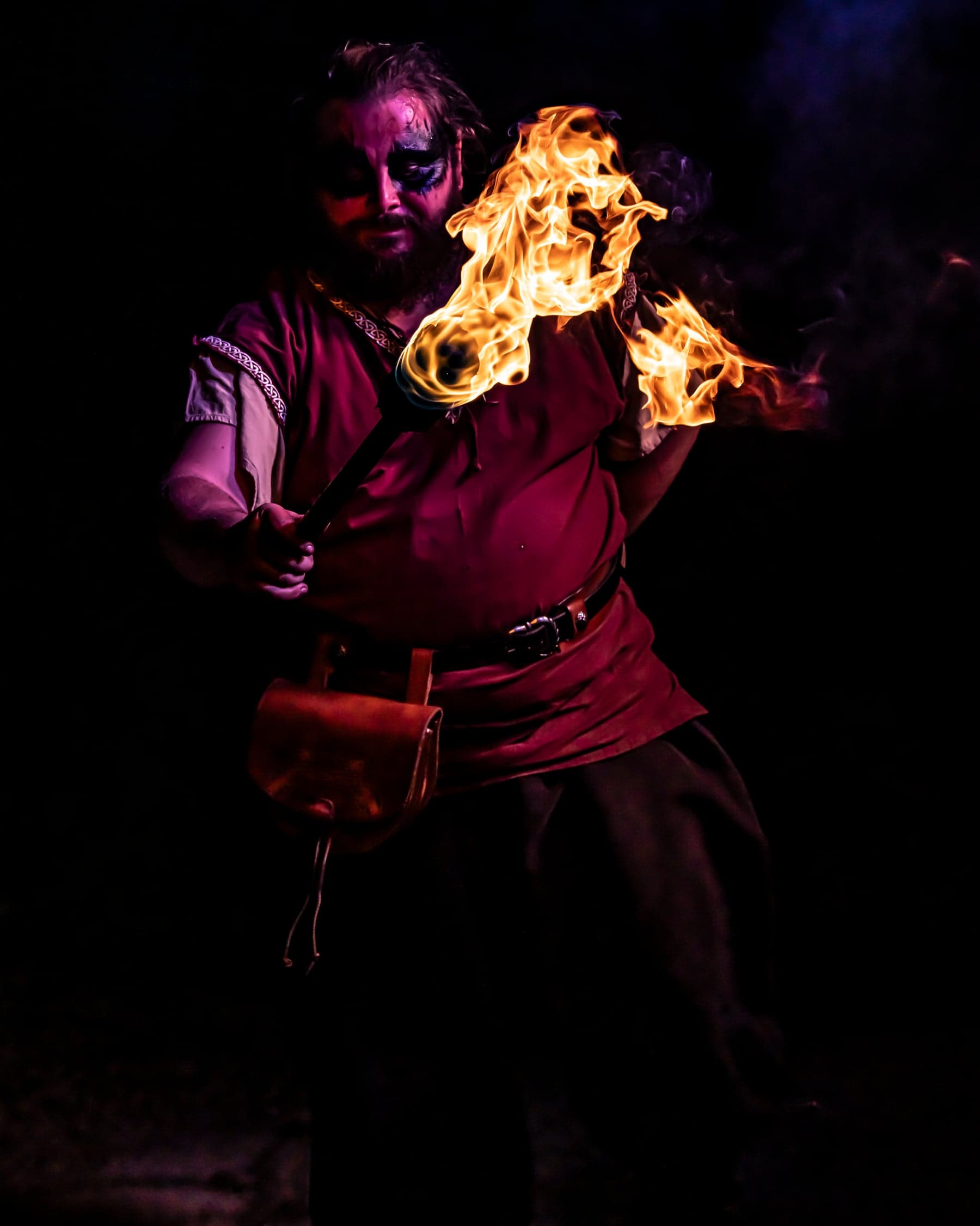 Portrait de Vincent Paquot Rasquinet, artiste du collectif Ensem, cracheur de feu